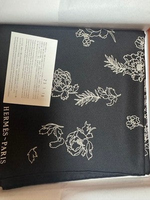 HERMES ROBE LEGER CARRE 90 SILK SCARF THEO DE GUELTZL GIFTS BLACK