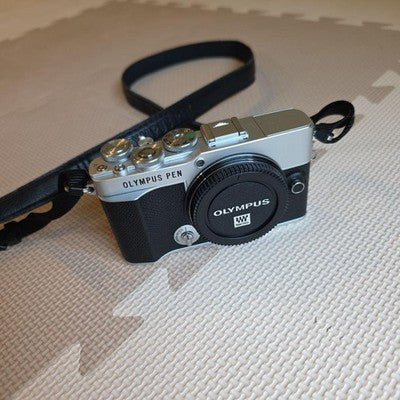 OLYMPUS PEN E-P7 DIGITAL CAMERA BODY SILVER WITH ACCESSORIES EXCELLENT+++++