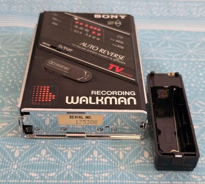 SONY WALKMAN WM-F202 CASSETTE PLAYER RADIO - FM AM - BATTERY COMPARTMENT ISSUE
