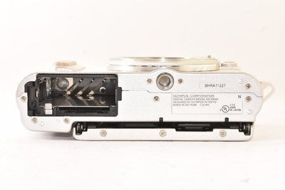 OLYMPUS PEN E-PL8 MIRRORLESS CAMERA (WHITE) FOR PARTS OR NOT WORKING
