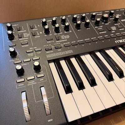 MOOG MESSENGER ANALOG SYNTHESIZER 37 KEY BLACK W BOX TESTED EXCELLENT