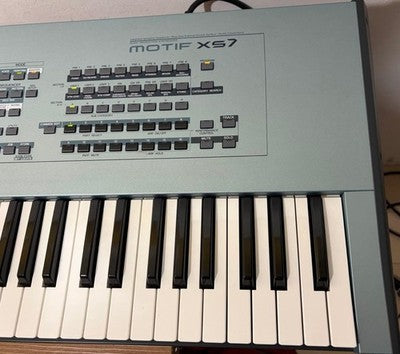 YAMAHA MOTIF XS7 76-KEY SYNTHESIZER TESTED W/ ORIGINAL HARD CASE MANUAL JAPAN