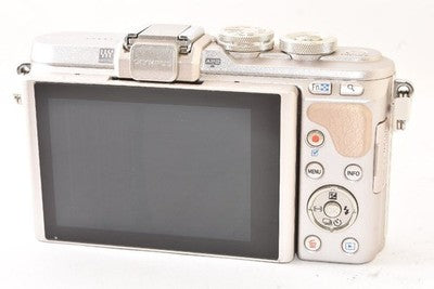 OLYMPUS PEN E-PL8 MIRRORLESS CAMERA (WHITE) FOR PARTS OR NOT WORKING