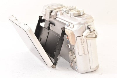 OLYMPUS PEN E-PL8 MIRRORLESS CAMERA (WHITE) FOR PARTS OR NOT WORKING