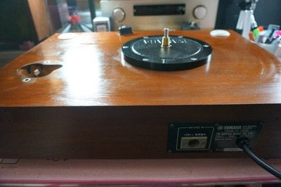 YAMAHA GT-2000L TURNTABLE RECORD PLAYER WITH CABINET, SPINDLE, AND SWITCH