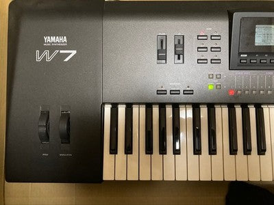 YAMAHA W7 MUSIC WORKSTATION SYNTHESIZER KEYBOARD 61 KEYS W/ POWER CABLE USED