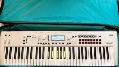 KORG KROSS2-61-SC SYNTHESIZER WITH CASE AND ACCESSORIES EXCELLENT CONDITION NEW
