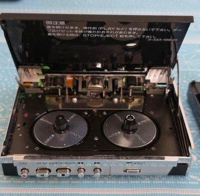 SONY WALKMAN WM-F202 CASSETTE PLAYER RADIO - FM AM - BATTERY COMPARTMENT ISSUE