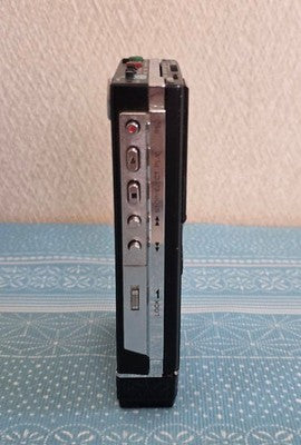 SONY WALKMAN WM-F202 CASSETTE PLAYER RADIO - FM AM - BATTERY COMPARTMENT ISSUE