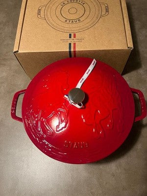 STAUB HORSE SIGNATURE COCOTTE 26CM CAST IRON UNUSED RARE MINT