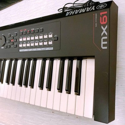YAMAHA MX61 61-KEY SYNTHESIZER KEYBOARD WITH DEDICATED CASE, POWER CABLE