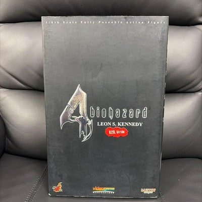 HOT TOYS BIOHAZARD 4 LEON S. KENNEDY R.P.D. VER. 1/6 SCALE ACTION FIGURE