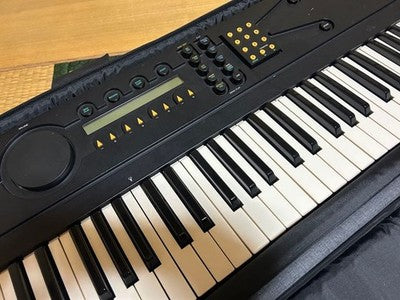 YAMAHA EOS YS200 SYNTHESIZER KEYBOARD WITH CASE 90S DIGITAL SYNTH WORKING
