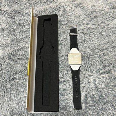 EPSON SMART CANVAS PEANUTS BEAGLE HUG SNOOPY DIGITAL WATCH W1-PN10110 JAPAN