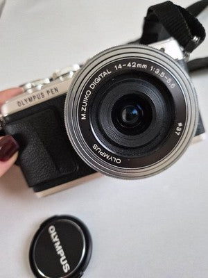 OLYMPUS PEN E-PL7 DIGITAL CAMERA SILVER BLACK WITH ACCESSORIES EXCELLENT+++++