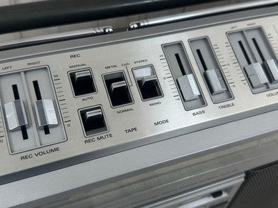 HITACHI TRK-8800 DISCO BOOMBOX RADIO CASSETTE PLAYER SERVICED SHOWA RETRO RARE