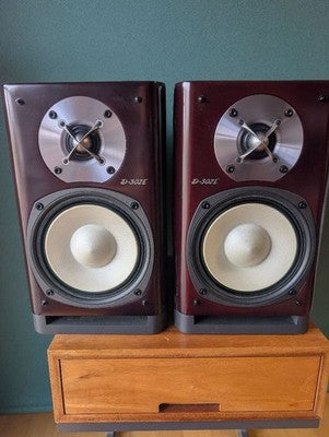 ONKYO D-302E SPEAKER SYSTEM PAIR - TESTED WORKING, ONE SPEAKER HAS SCRATCHES