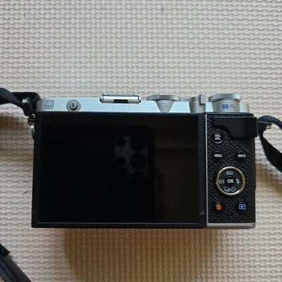 OLYMPUS PEN E-P7 DIGITAL CAMERA BODY SILVER WITH ACCESSORIES EXCELLENT+++++