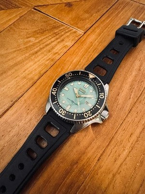 SEIKO 2625-0010 VINTAGE DIVER WATCH MINT GREEN 1984 QUARTZ ORIGINAL BAND RARE