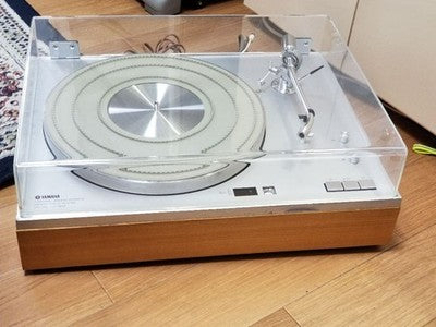 YAMAHA YP-800 RECORD PLAYER TURNTABLE WITH DUST COVER