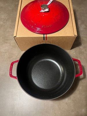 STAUB HORSE SIGNATURE COCOTTE 26CM CAST IRON UNUSED RARE MINT
