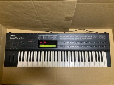 YAMAHA DX7II-D DX7 II DIGITAL FM SYNTH KEYBOARD 61-KEY FOR PARTS OR NOT WORKING