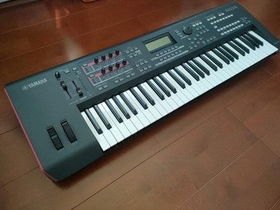 YAMAHA MOXF6 61 KEY SYNTHESIZER KEYBOARD W/ ADAPTER DISCONTINUED MODEL GOOD USED