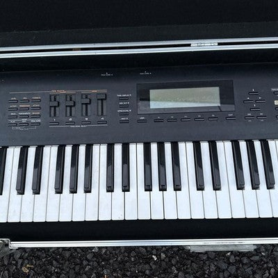 ROLAND D-70 SYNTHESIZER KEYBOARD W/ HARD CASE - TESTED POWER ON AS IS