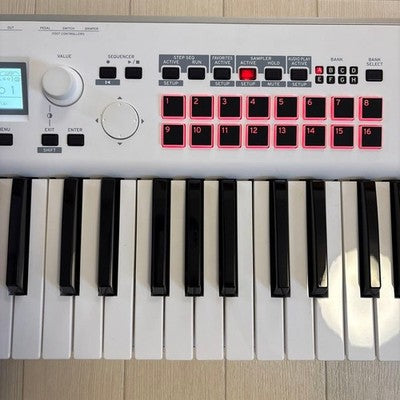 KORG KROSS2-61-SC SYNTHESIZER WITH CASE AND ACCESSORIES EXCELLENT CONDITION NEW