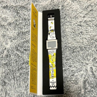 EPSON SMART CANVAS PEANUTS BEAGLE HUG SNOOPY DIGITAL WATCH W1-PN10110 JAPAN