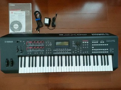 YAMAHA MOXF6 61 KEY SYNTHESIZER KEYBOARD W/ ADAPTER DISCONTINUED MODEL GOOD USED