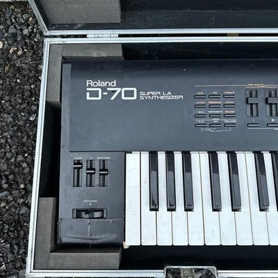ROLAND D-70 SYNTHESIZER KEYBOARD W/ HARD CASE - TESTED POWER ON AS IS