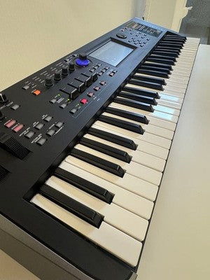 YAMAHA MODX6 61 KEY SYNTHESIZER EXCELLENT CONDITION WITH ACCESSORIES W/ ADAPTER