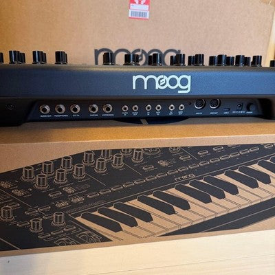 MOOG MESSENGER ANALOG SYNTHESIZER 37 KEY BLACK W BOX TESTED EXCELLENT
