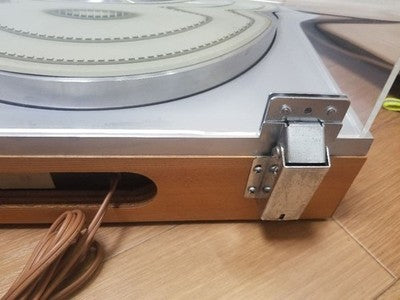 YAMAHA YP-800 RECORD PLAYER TURNTABLE WITH DUST COVER