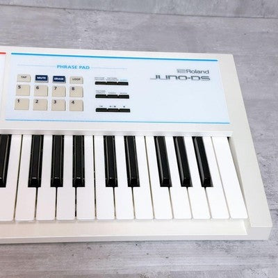 ROLAND JUNO-DS61 WHITE SYNTHESIZER 61 KEY KEYBOARD WITH PEDAL CASE EXCELLENT