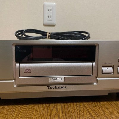 TECHNICS SL-P900 CD PLAYER MASH DAC HIGH-END AUDIO SIDE WOOD PANELS JAPAN