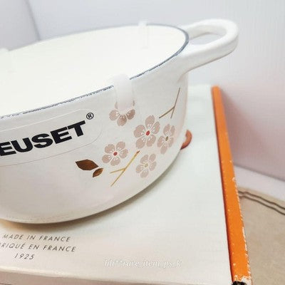 LE CREUSET COCOTTE ROND 20CM SAKURA WHITE POT WITH PINK CAPPUCCINO MUG SET