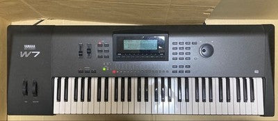 YAMAHA W7 MUSIC WORKSTATION SYNTHESIZER KEYBOARD 61 KEYS W/ POWER CABLE USED