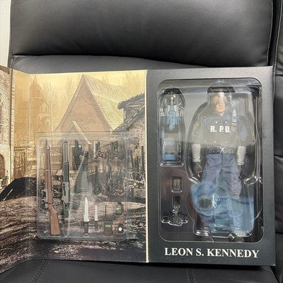 HOT TOYS BIOHAZARD 4 LEON S. KENNEDY R.P.D. VER. 1/6 SCALE ACTION FIGURE