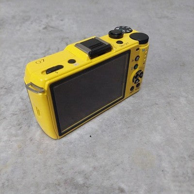PENTAX Q7 YELLOW MIRRORLESS CAMERA 02 ZOOM LENS KIT SD CARD ACCESSORIES
