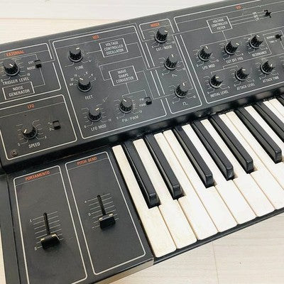 YAMAHA CS-10 ANALOG SYNTHESIZER KEYBOARD WITH HARD CASE FOR PARTS OR NOT WORKING