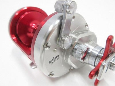DAIWA TOURNAMENT ISHIDAI Z50 BAITCASTING REEL LURE FROM JAPAN RED SILVER MINT