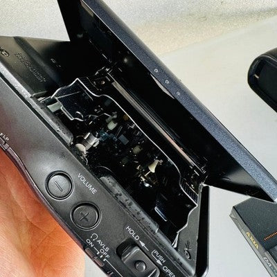 SONY TCD-D8 DAT WALKMAN DIGITAL AUDIO TAPE RECORDER PLAYER BLACK TESTED BOX CASE