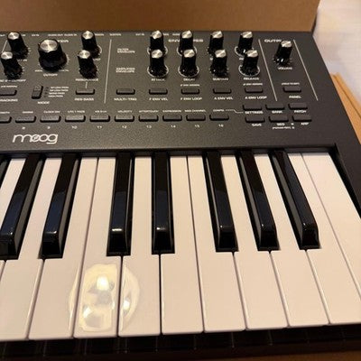 MOOG MESSENGER ANALOG SYNTHESIZER 37 KEY BLACK W BOX TESTED EXCELLENT